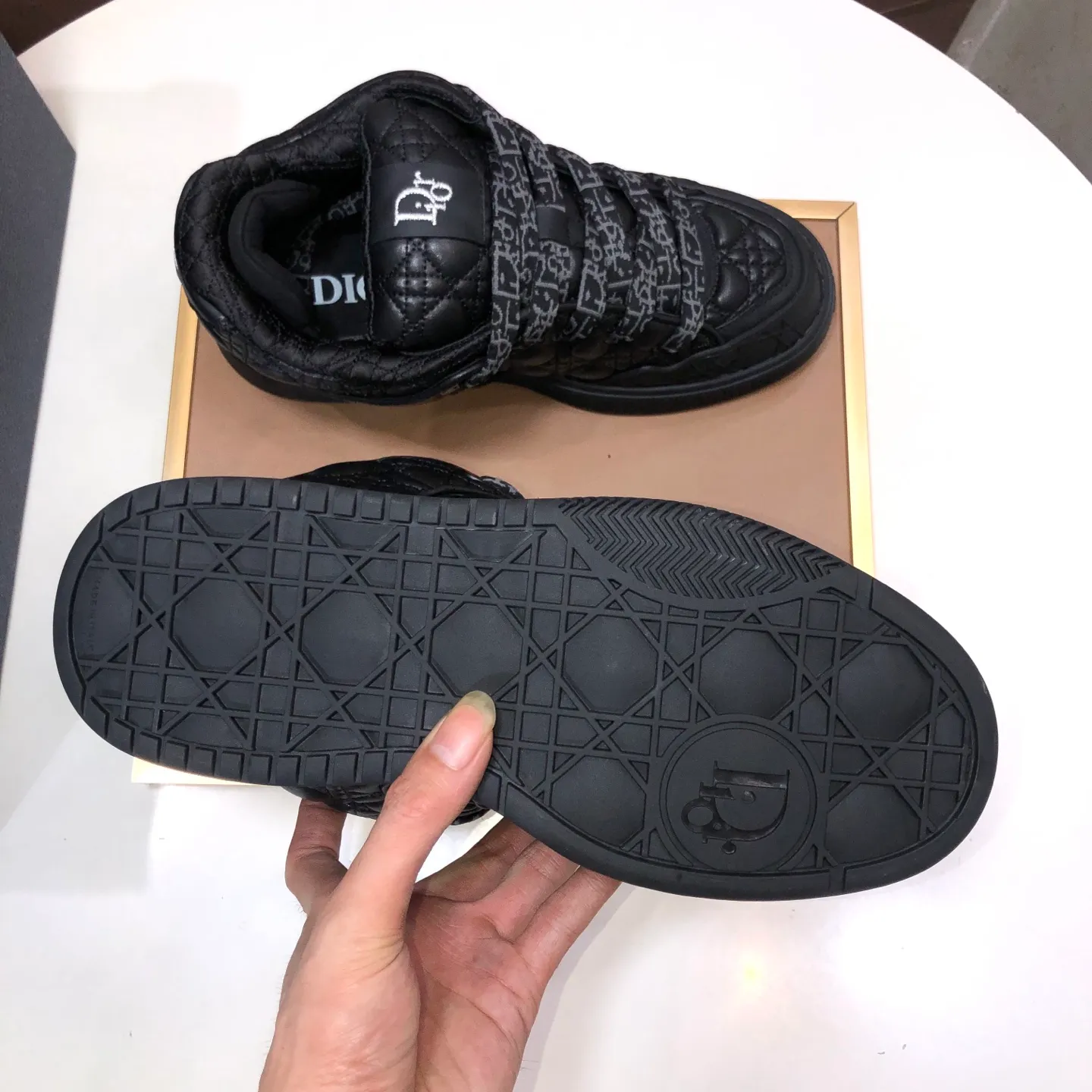 Ex-factory price: 800💶 (top original order) Brand: Dior (Dior) Standard code: Men's size 39-44 (45 customized) Grade: Same as the official website Material: Top original cowhide stitched together Original wear-resistant and lightweight outsole Style category: Fashionable casual shoes Distinguished luxury brand elements top luxury Color: Color of the actual picture